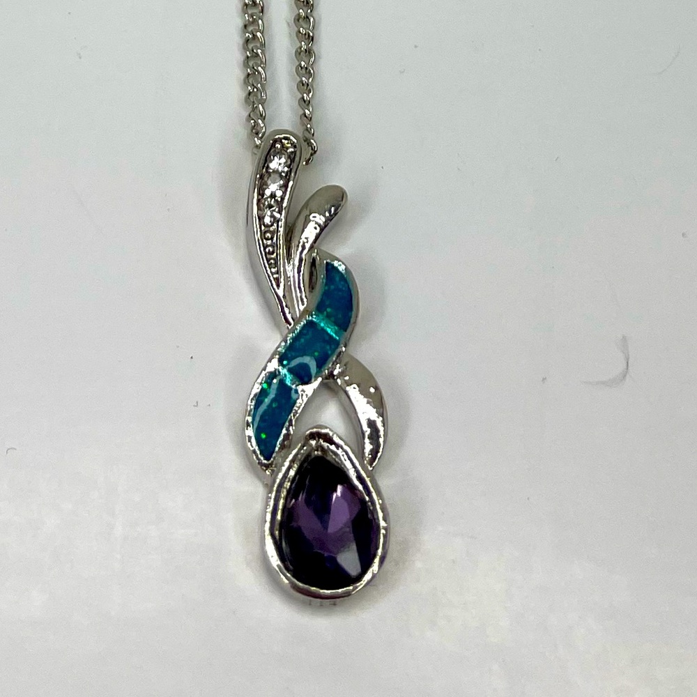 Very pretty necklace.